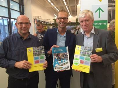Hans Gageler (GRIS CONSULT Gageler, links) en Karl-Heinz Kerstjens (president FLL, rechts) met de eerste exemplaren van de Duitse Bildqualitätskatalog Freianlagen. In het midden staat Harro Verhoeven van CROW met de Nederlandse Kwaliteitscatalogus openbare ruimte.